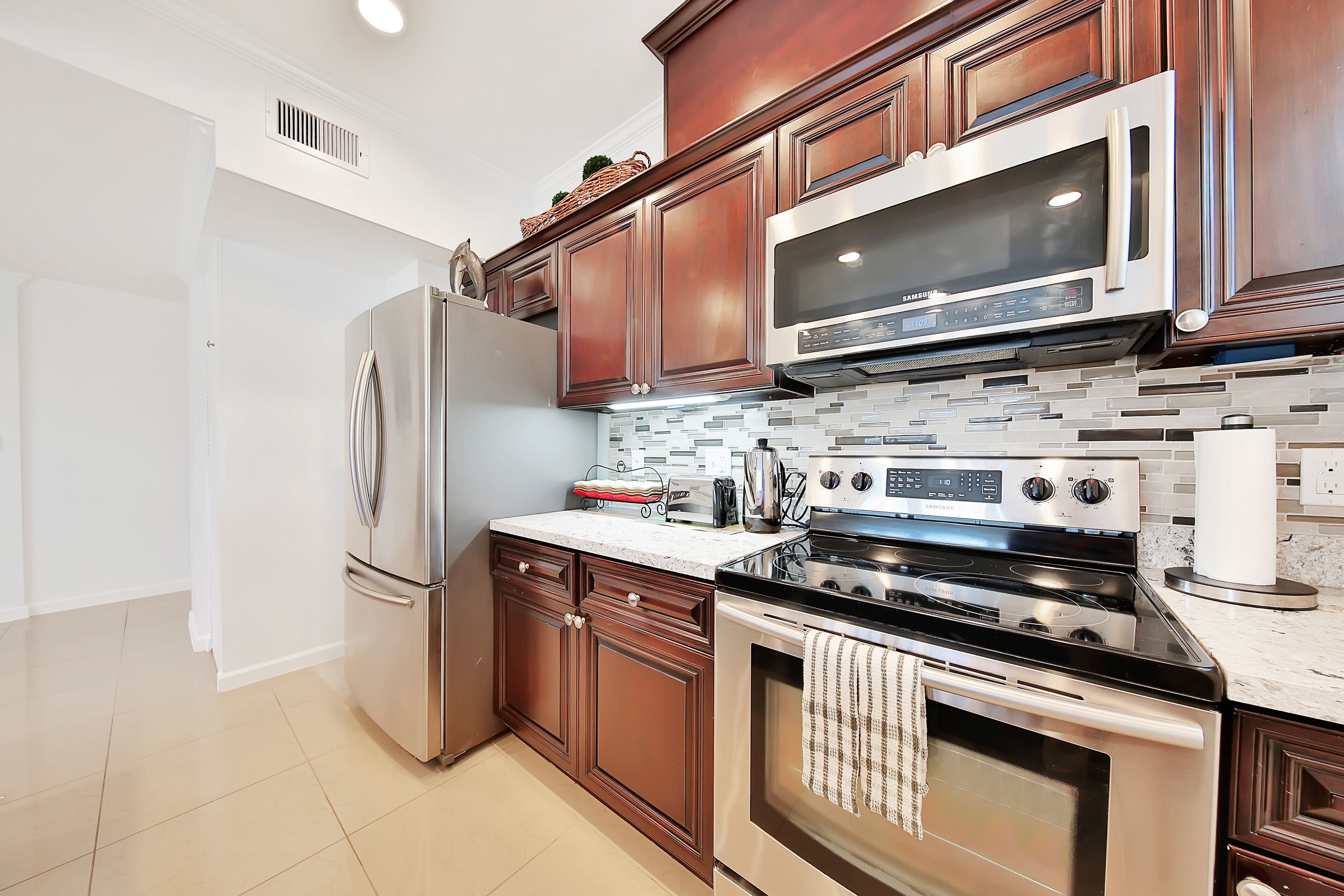 New listing! Bright and dog-friendly house w/ beach views - close to all the fun