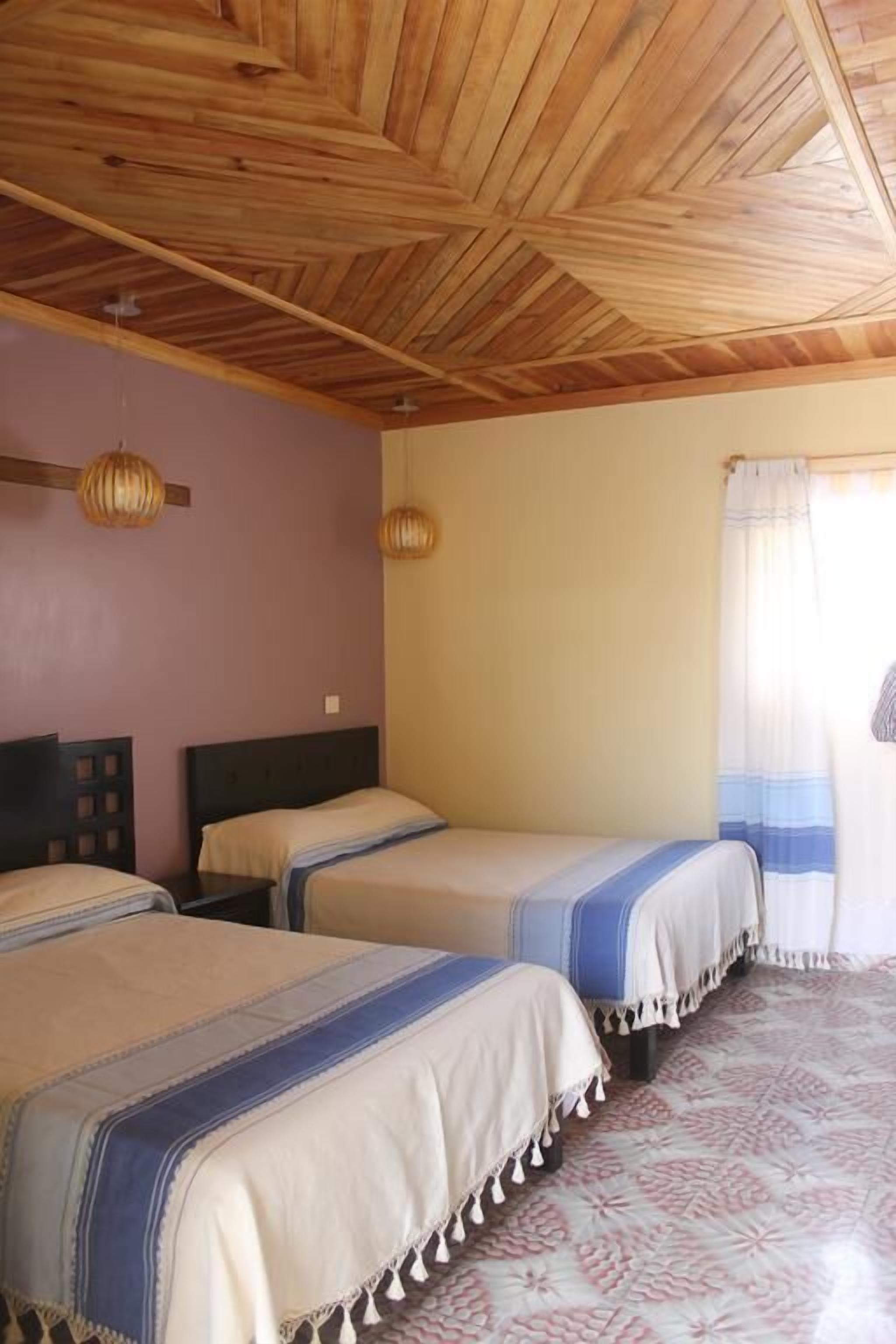 Caja de seguridad en la habitación y espacio para trabajar con laptop 