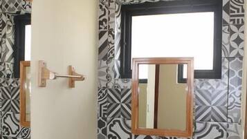 Shower, free toiletries, towels