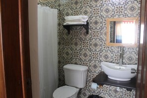 Dusche, kostenlose Toilettenartikel, Handtücher