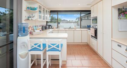 Canal Frontage yksityisellä laiturilla