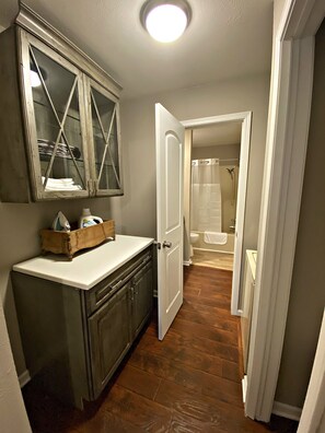 Combined shower/bathtub, hair dryer, towels, toilet paper - Indoor/Outdoor Pools-Close to Activities-Gated Community (Branson)