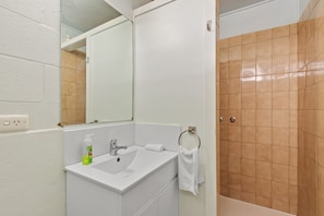 Ensemble baignoire-douche, séchoir à cheveux, serviettes fournies, savon