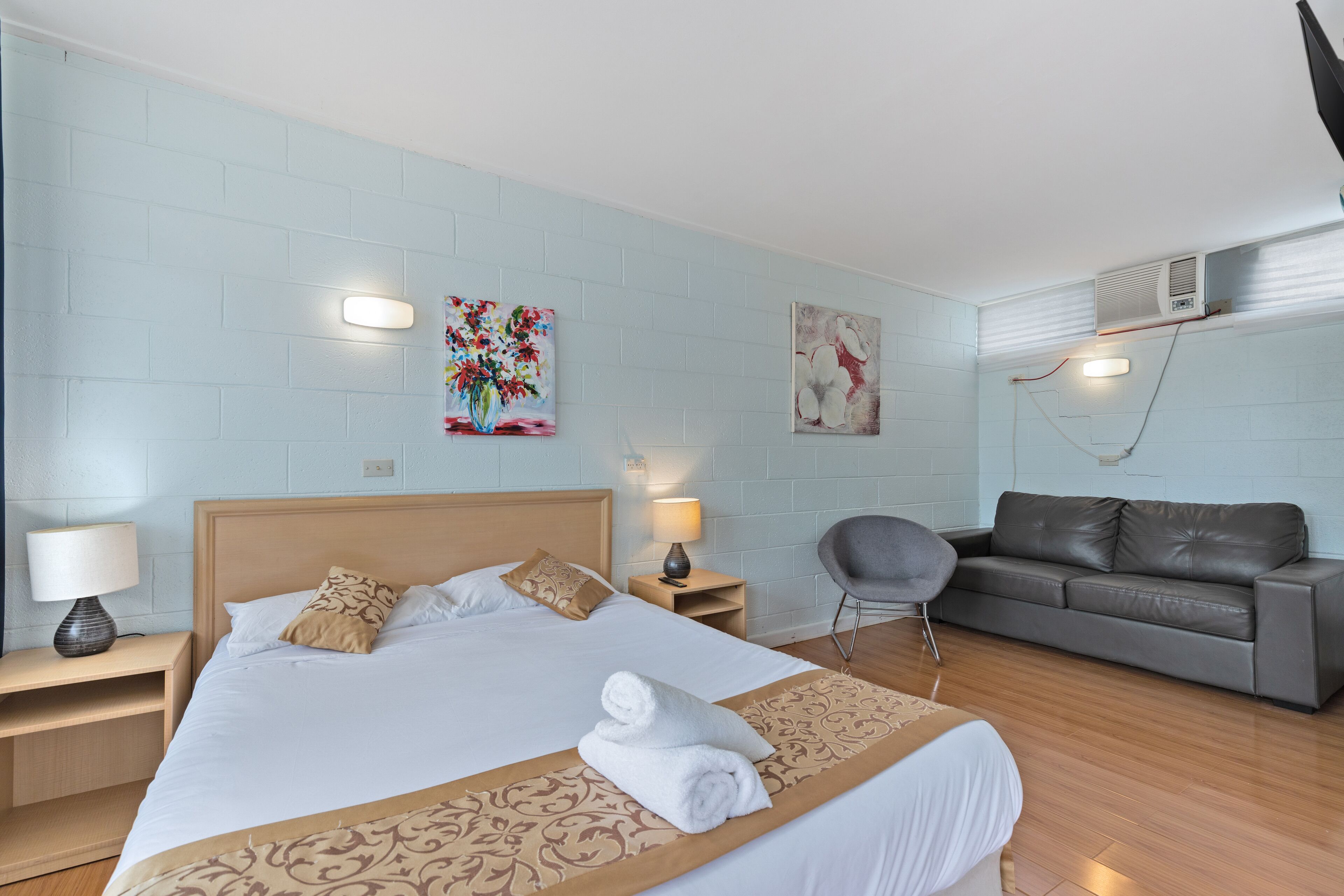 Gazebo Motor Inn Room 10 - Clean Rooms with Private Bath Near Murray