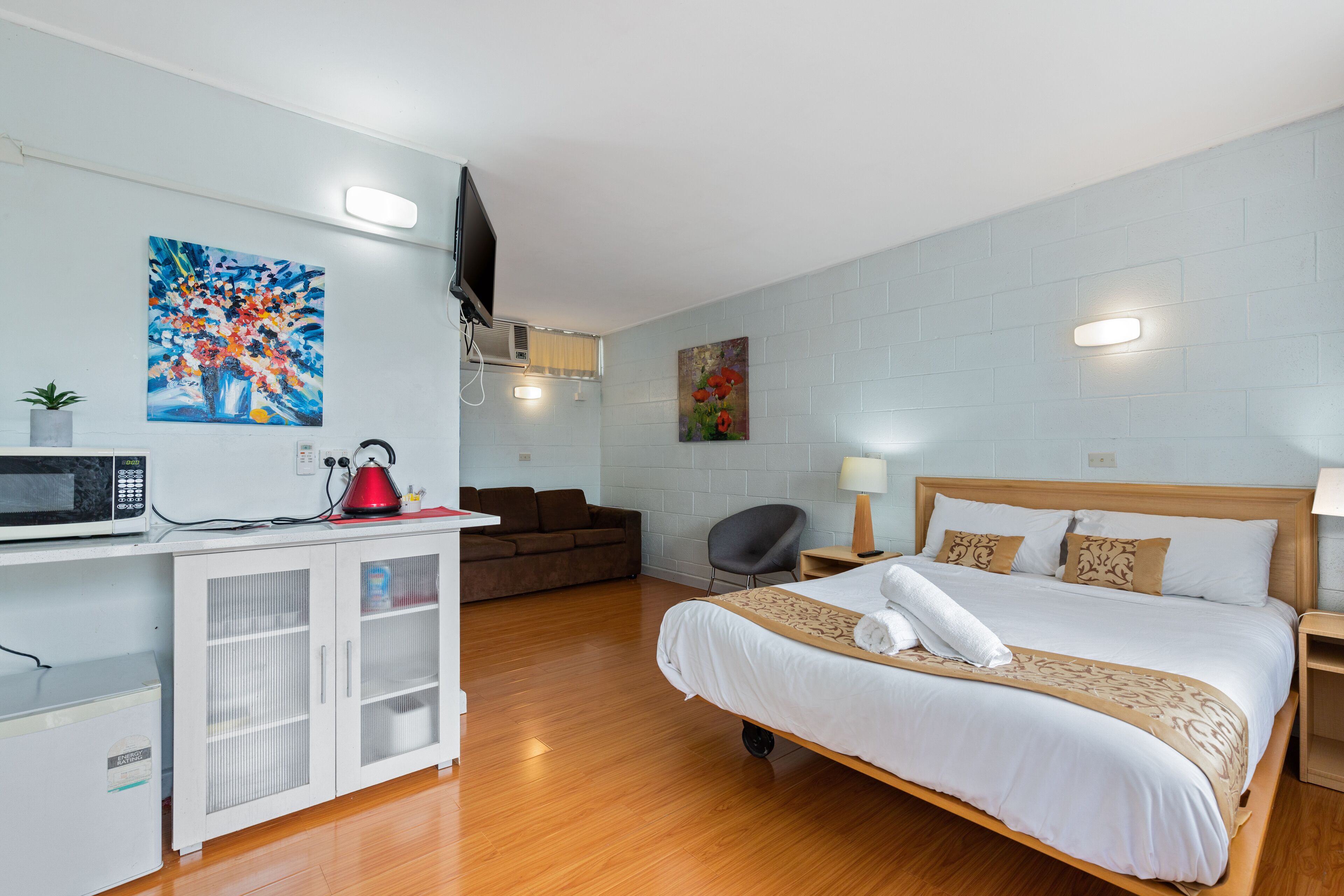 Gazebo Motor Inn Room 10 - Clean Rooms with Private Bath Near Murray