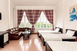 Minibar, cortinas blackout, tabla de planchar con plancha y wifi gratis