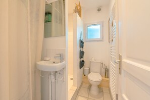 Kombinert dusj/badekar, hårføner og håndklær