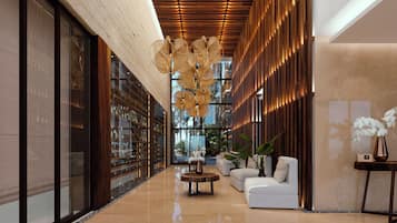 Un hall d’entrée moderne avec un mur en verre, un plafond en bois et un espace salon central.