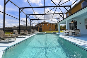 Una piscina cubierta, una piscina al aire libre
