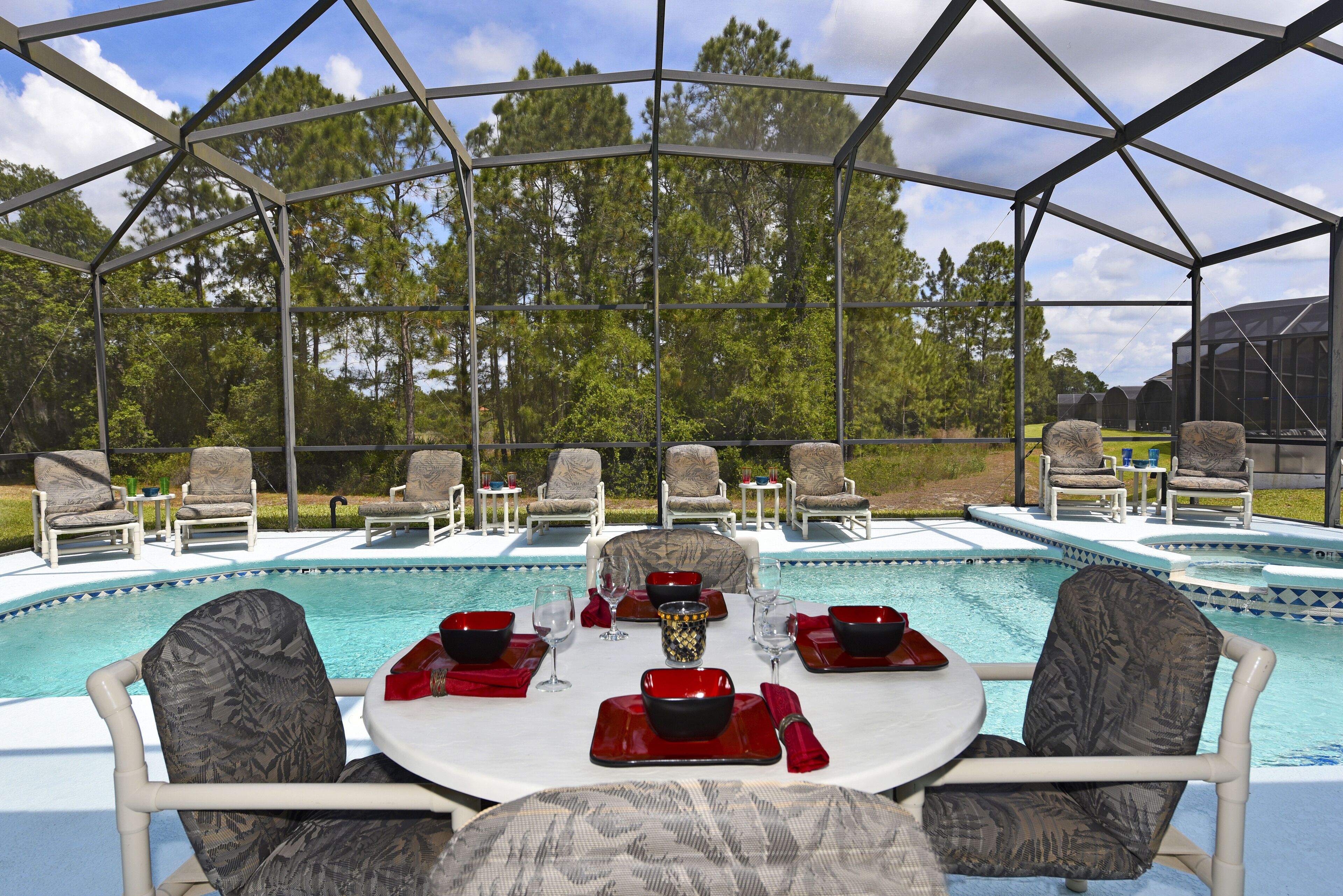 Een binnenzwembad, een buitenzwembad