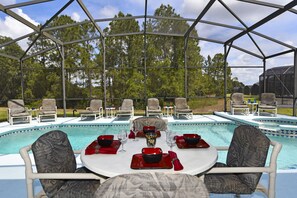 Inomhuspool och utomhuspool