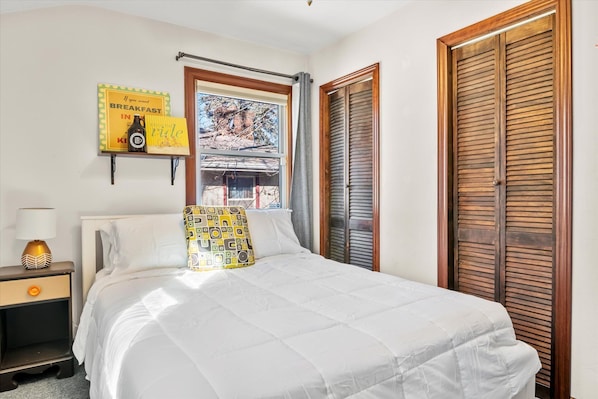 2 bedrooms, iron/ironing board, WiFi