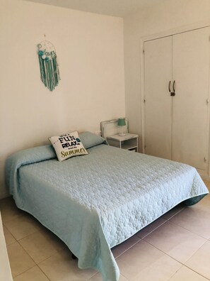 2 dormitorios, tabla de planchar con plancha, cuna de viaje