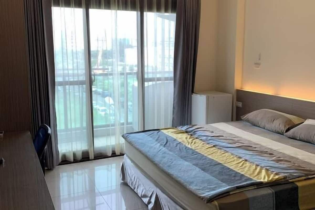 Escritorio, cortinas opacas, wifi gratis y ropa de cama