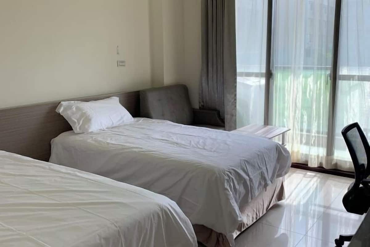Escritorio, cortinas opacas, wifi gratis y ropa de cama