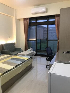 Escritorio, cortinas blackout, wifi gratis y ropa de cama