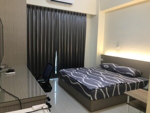 Escritorio, cortinas blackout, wifi gratis y ropa de cama