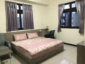 Schreibtisch, Verdunkelungsvorhänge, kostenloses WLAN, Bettwäsche