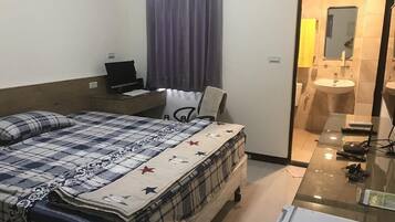 Double Room | Bathroom | Shower, free toiletries, hair dryer, slippers
