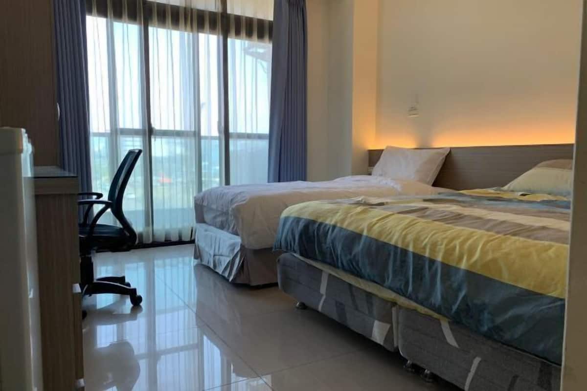 Escritorio, cortinas opacas, wifi gratis y ropa de cama