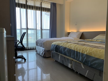 Escritorio, cortinas blackout, wifi gratis y ropa de cama