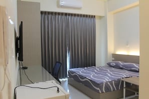 Quarto casal | Escrivaninha, cortinas blackout, Wi-Fi de cortesia, roupa de cama