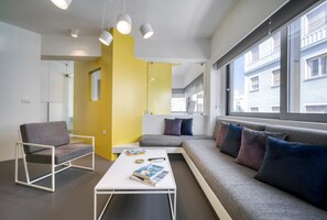 Leilighet, 2 soverom (Yellow) | Oppholdsområde | Flatskjerm-TV