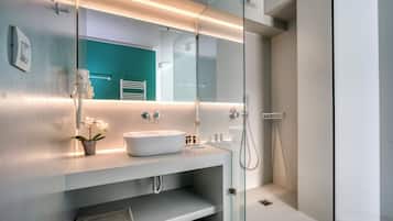 Appartement, 2 chambres (Green) | Salle de bain | Douche, douche à « effet pluie », articles de toilette gratuits