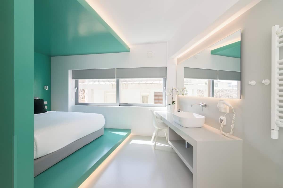 Apartment, 2 Bedrooms (Green) | 2 bedrooms, Egyptian cotton sheets, premium bedding, in-room safe