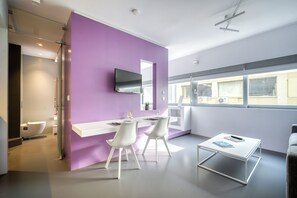 Leilighet, 1 soverom (Purple) | Oppholdsområde | Flatskjerm-TV