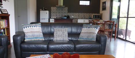 Tv, pejs, dvd-afspiller, bøger