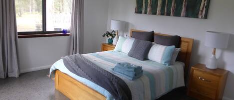 2 quartos, ferros/tábuas de passar roupa, berço de viagem