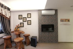 Habitación cuádruple | Escritorio, cortinas opacas, sistema de insonorización