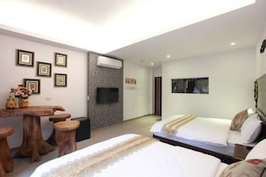 Habitación cuádruple | Escritorio, cortinas opacas, sistema de insonorización