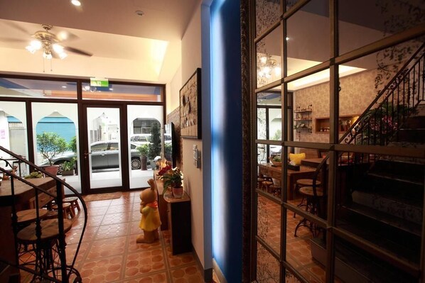 Interior entrance - Hometown B&B (Hualien City)