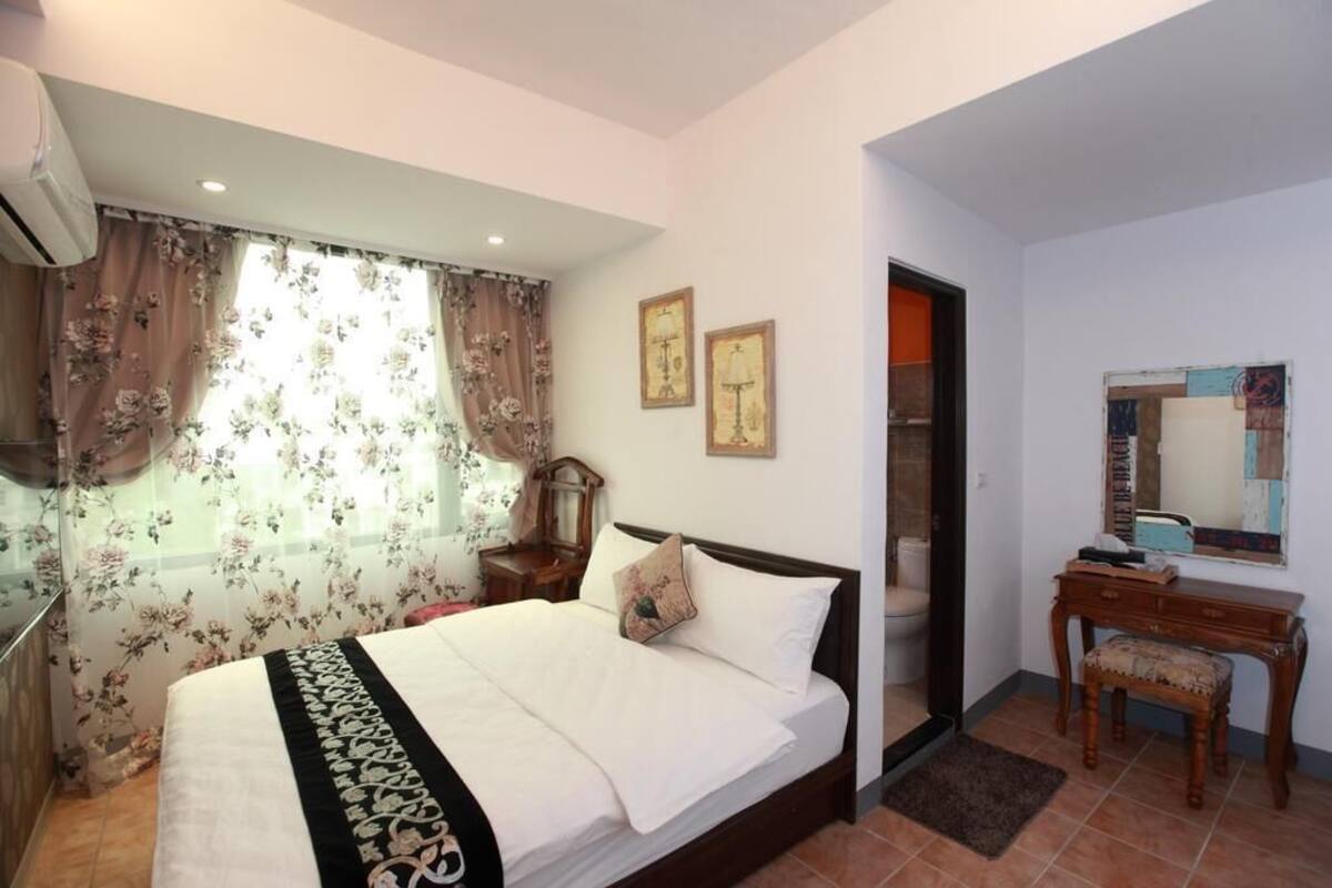 Basic Double Room | Desk, blackout drapes, soundproofing, iron/ironing board (on request)
