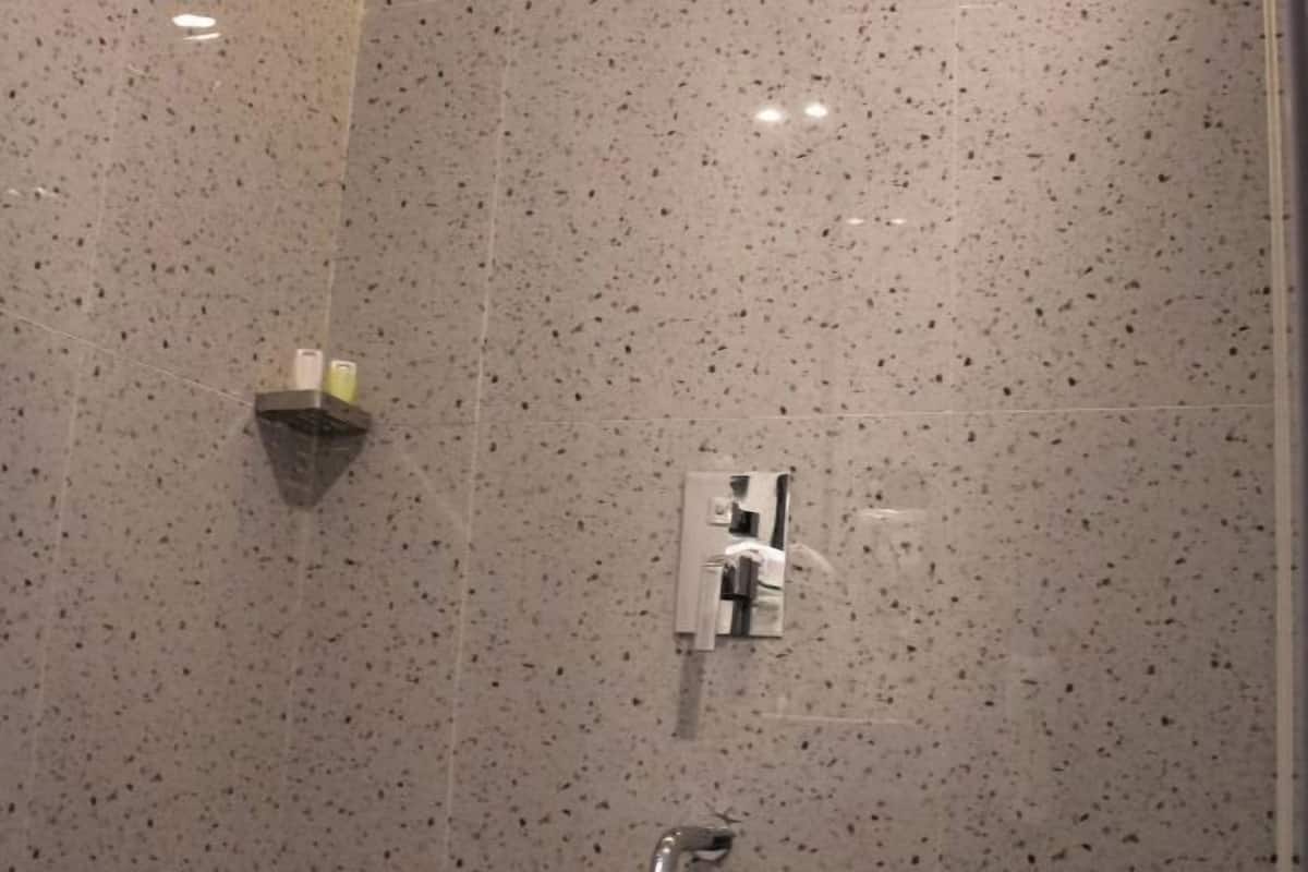 Dusche, kostenlose Toilettenartikel, Handtücher