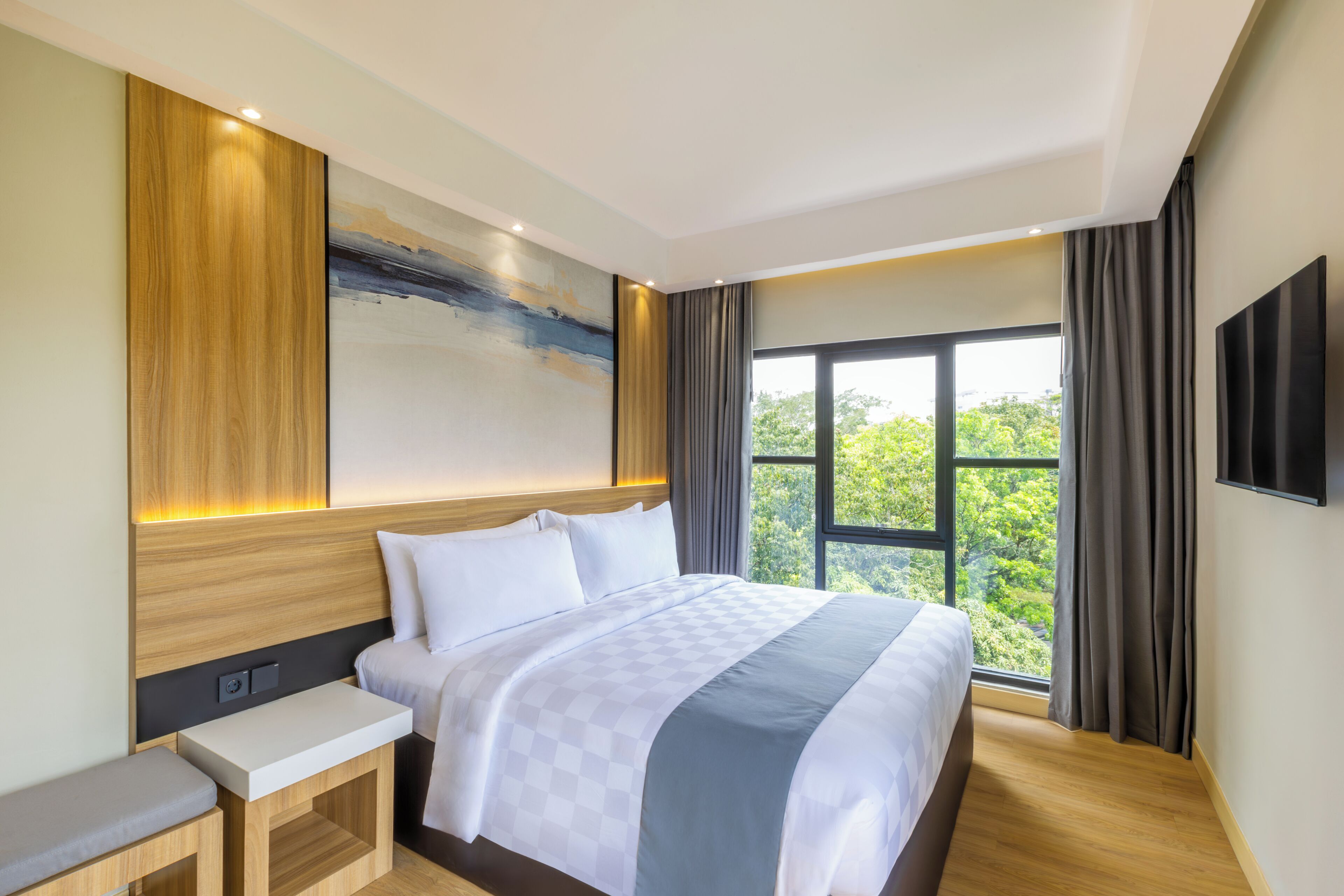 Een kluis op de kamer, een bureau, extra bedden, beddengoed