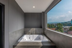Suite estudio junior, 1 cama matrimonial, para fumadores, hidromasaje | Baño | Regadera, amenidades de baño gratuitas, pantuflas, toallas 