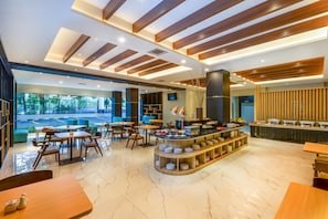 Déjeuner et dîner servis sur place