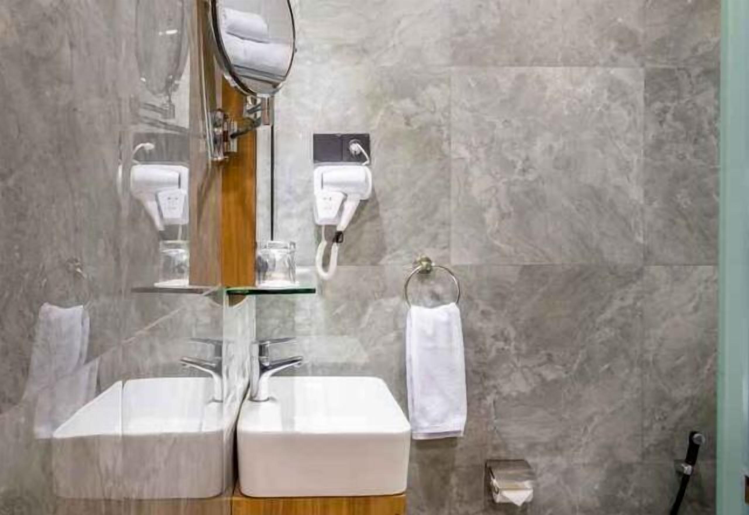 Kylpyhuone | Suihku, ilmaiset hygieniatuotteet, pyyhkeet