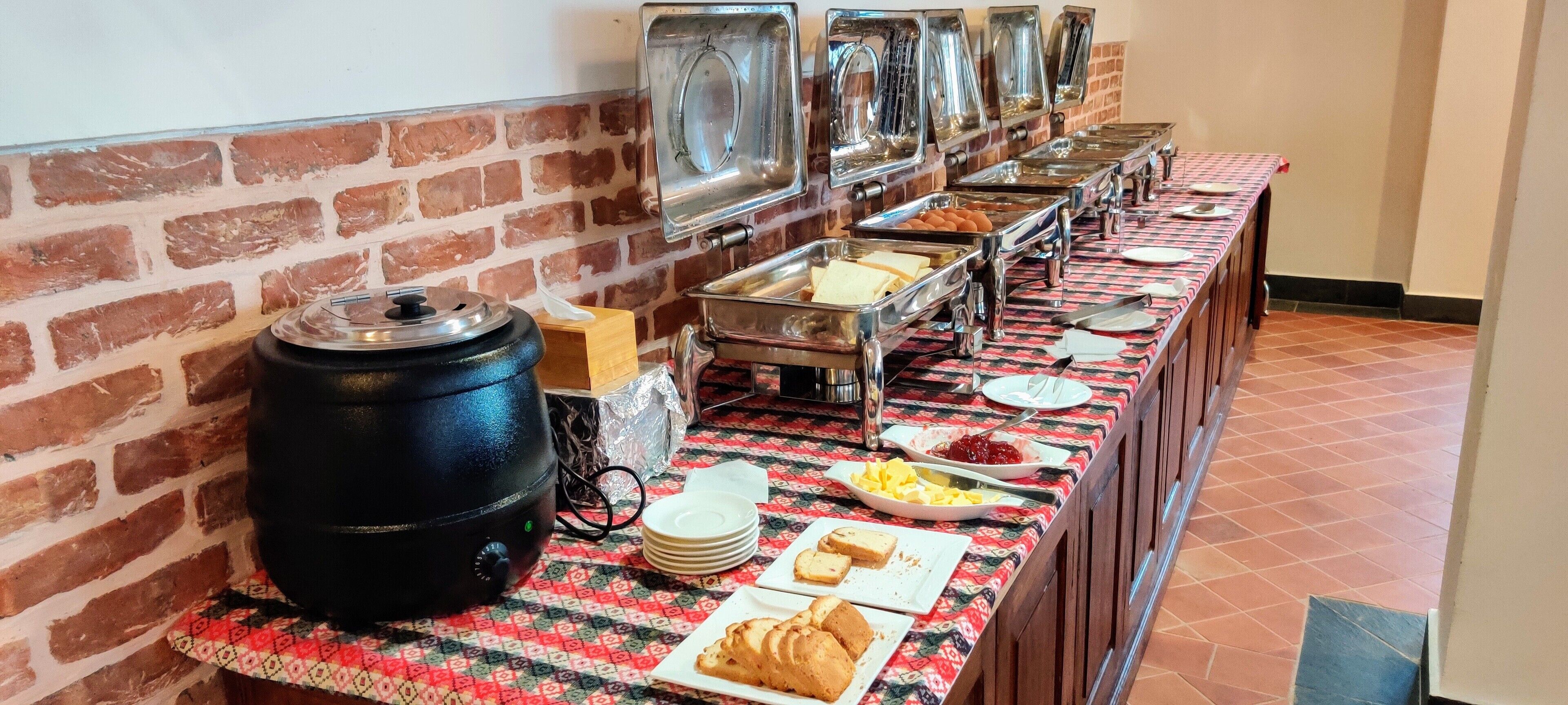 Montaje de bufé con diversos alimentos y una máquina de café.