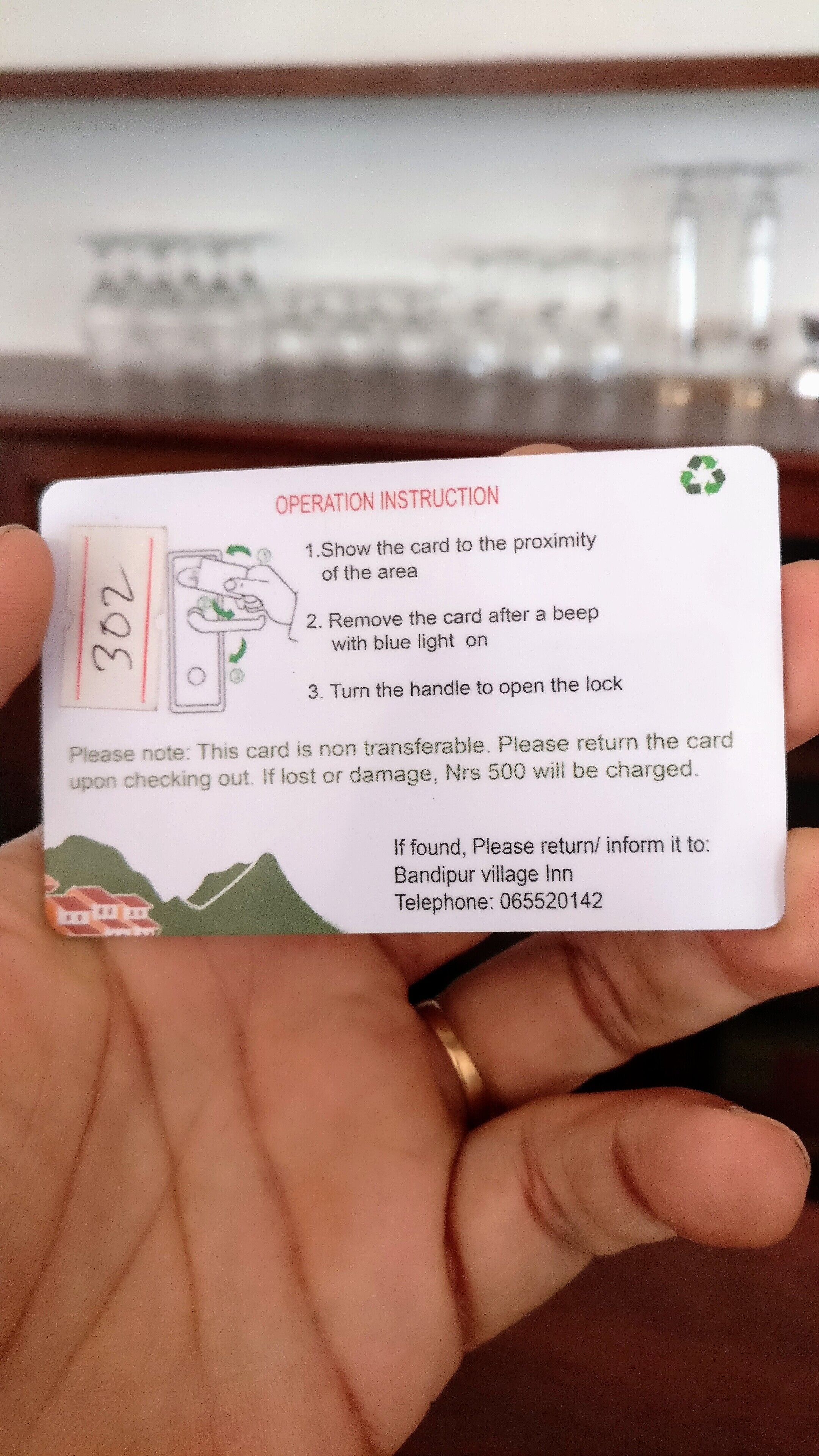Une carte contenant les instructions d’utilisation, notamment la manière de la présenter au lecteur, de la retirer à l’aide d’une lumière bleue et de tourner la poignée pour ouvrir la serrure. La carte précise qu’elle n’est pas transférable et indique une adresse de retour pour les cartes perdues ou endommagées.