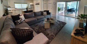 Télévision, lecteur de DVD, livres