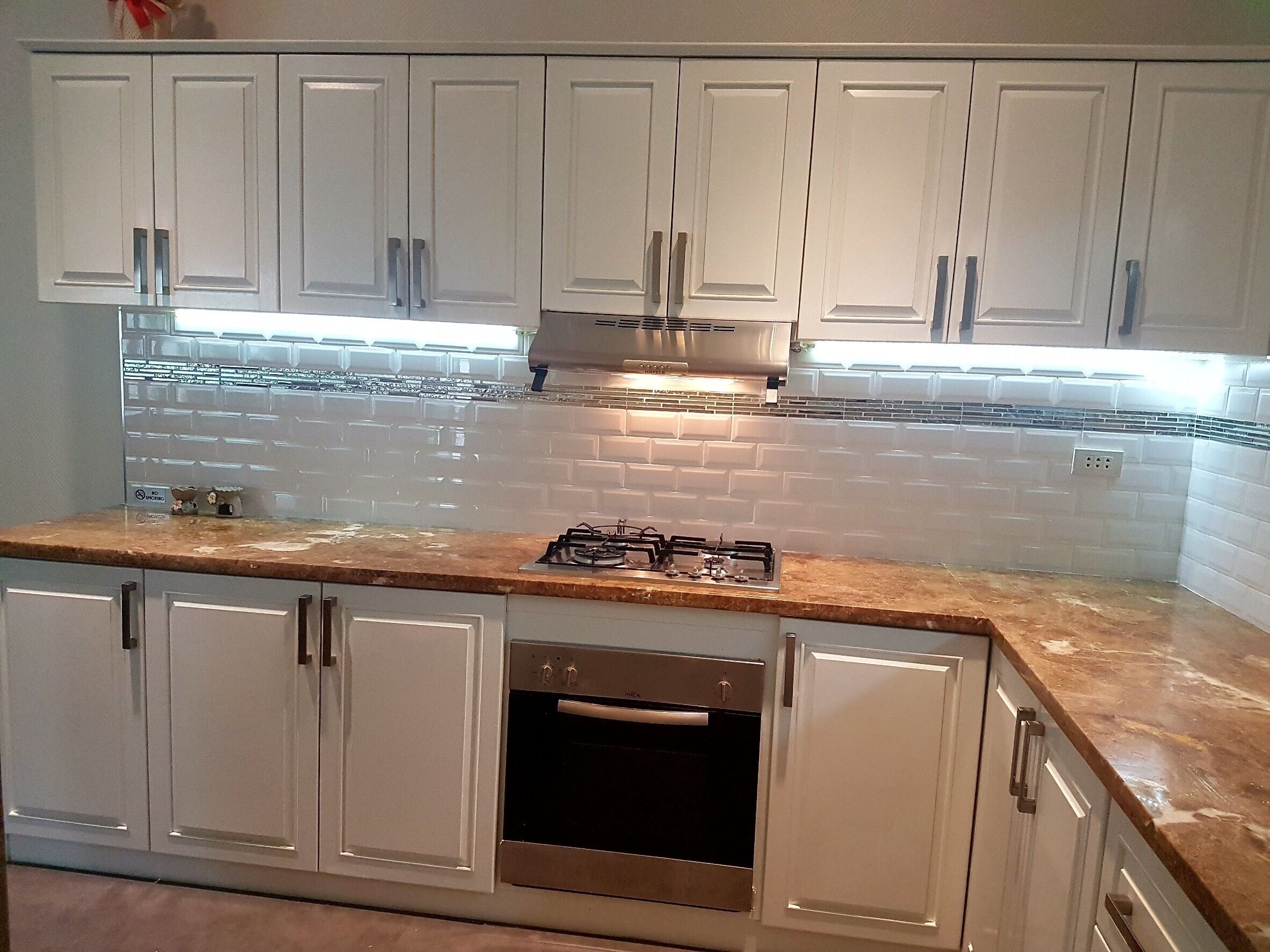 冷蔵庫、電子レンジ、オーブン、電気ポット