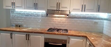 冷蔵庫、電子レンジ、オーブン、電気ポット