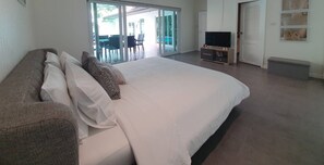 2 chambres, coffres-forts dans les chambres, fer et planche à repasser