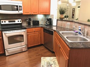 Fridge, microwave, oven, stovetop - Med Center/NRG/RICE U/Downtown❤1B/1B Private Condo (Houston)
