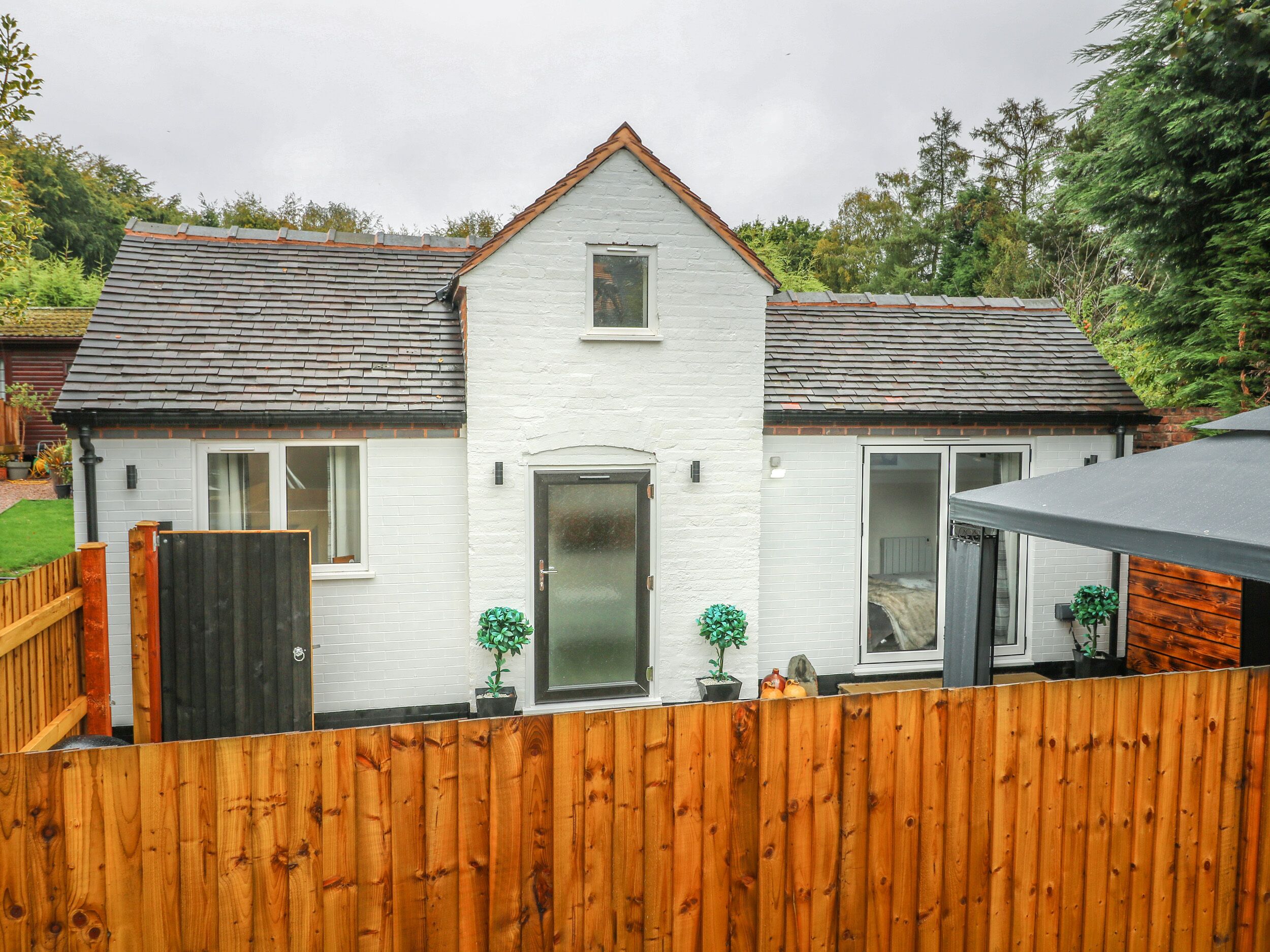 THE OLD SMOKEHOUSE, family friendly, with hot tub in Rugeley