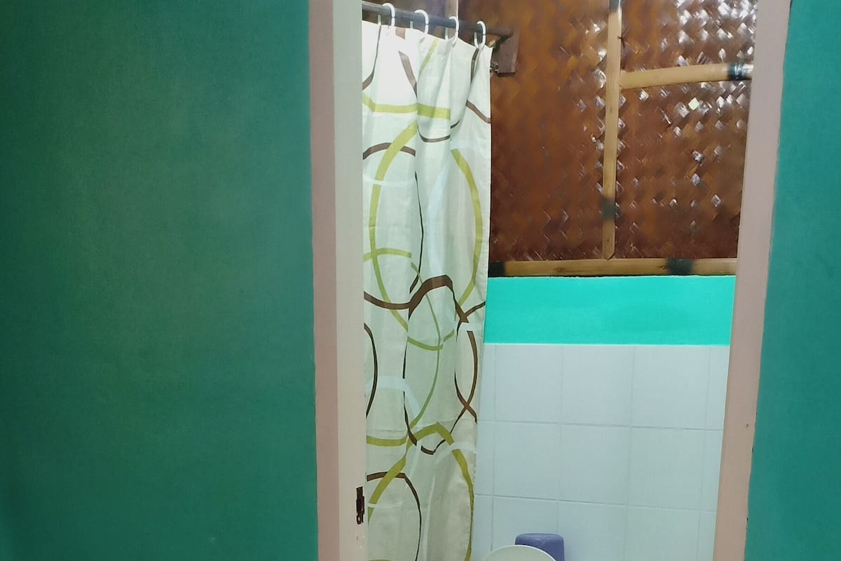 Zuhanyzó, törölközők és toalettpapír